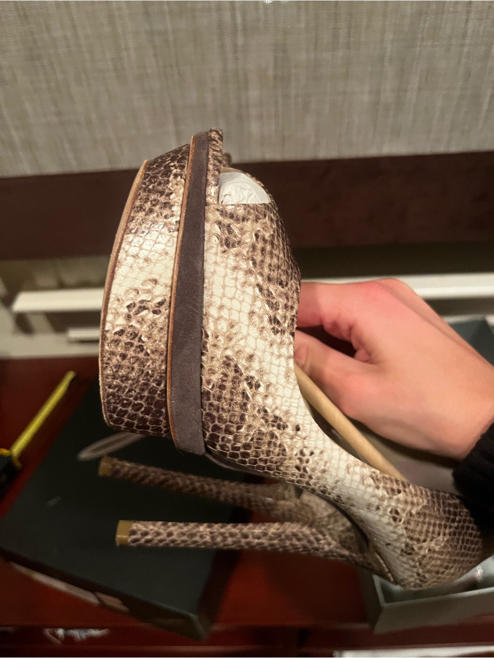 Brian Atwood Taupe Snake-Print Peep-Toe Pumps sz 8.5 - Picture 5 of 9